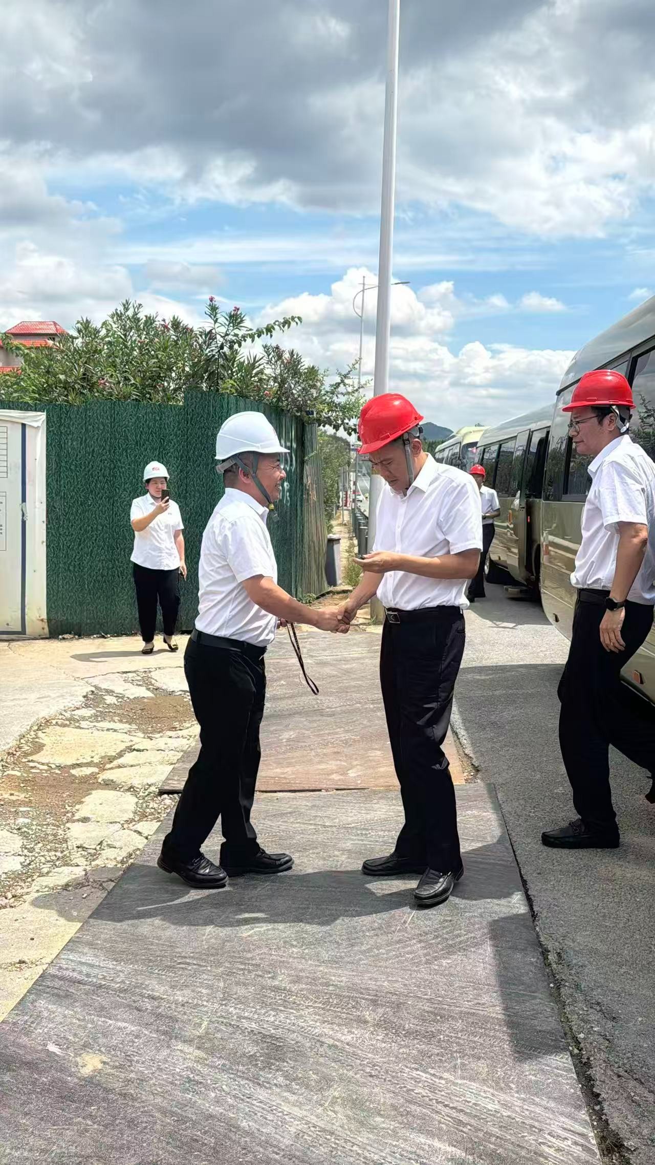 市領(lǐng)導(dǎo)蒞臨漣源市2025年重點項目湖南中材鎢業(yè)建設(shè)現(xiàn)場